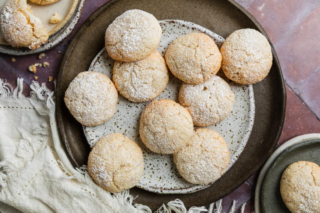 A plate of amaretti cookies.